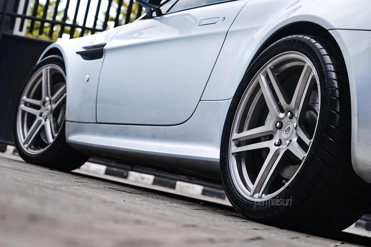 Vossen VPS302 with Aston Martin Vantage