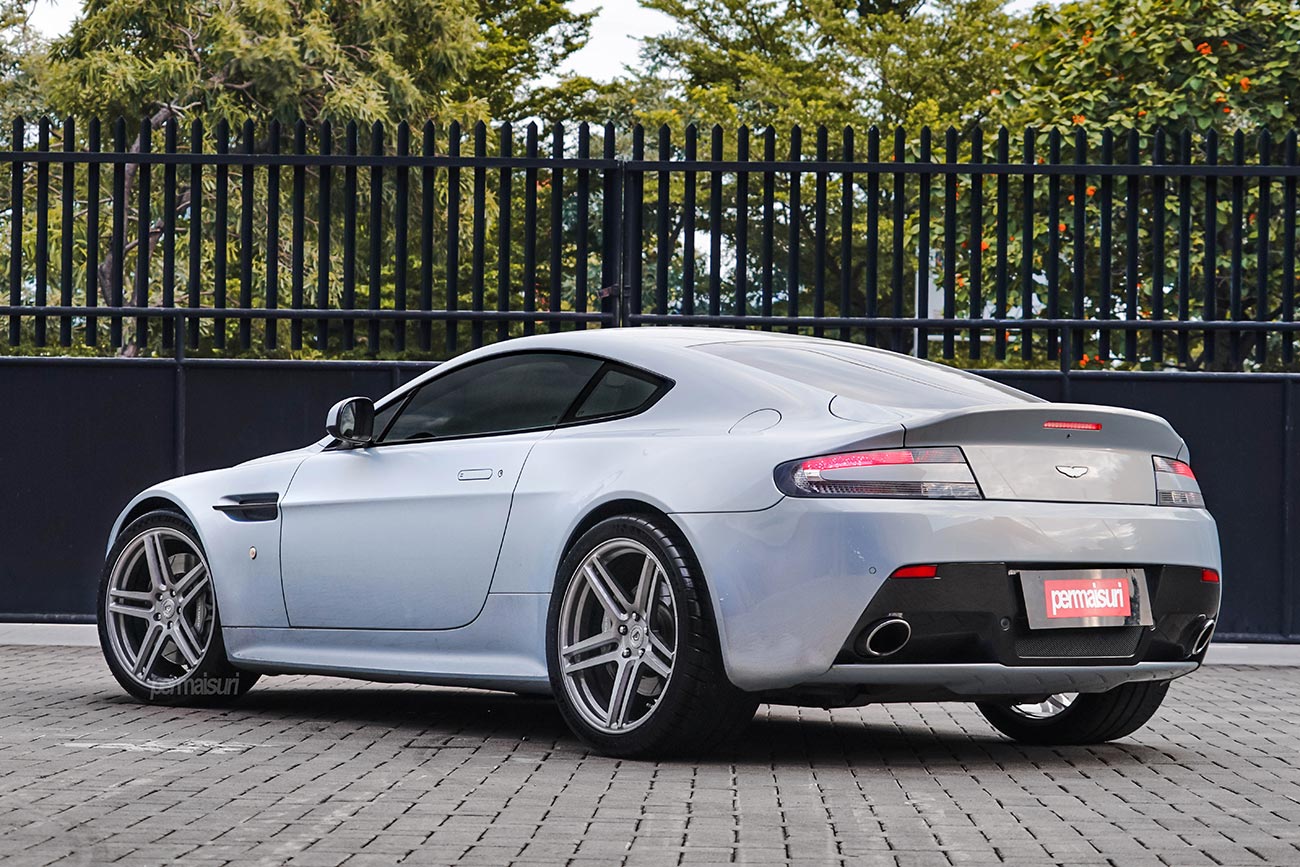 Vossen VPS302 with Aston Martin Vantage