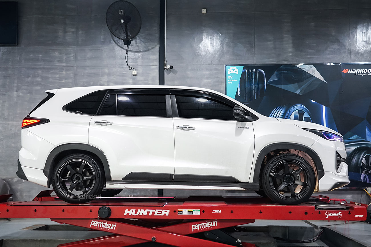 Rays Volk Racing TE37 Saga S-Plus with Toyota Innova Zenix