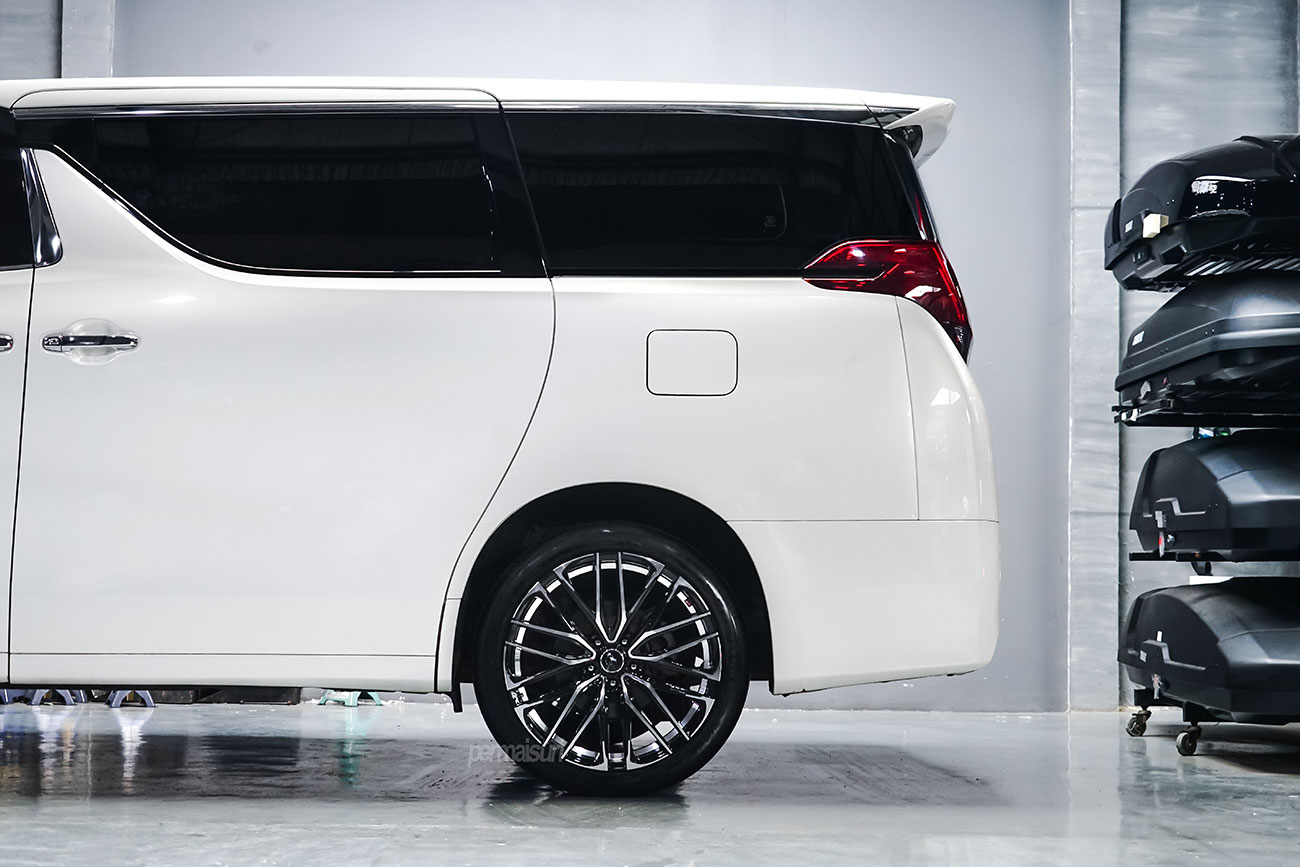 Weds Leonis SK with Toyota Alphard