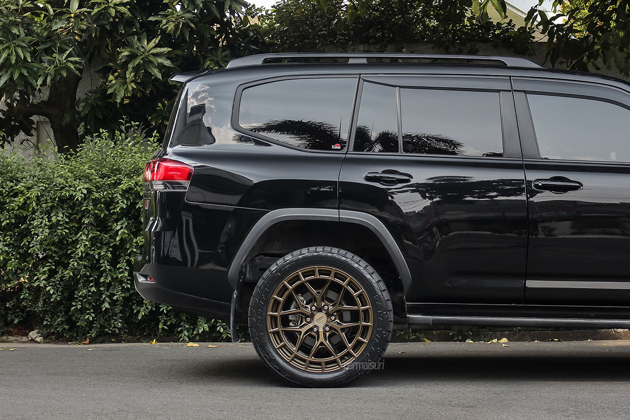 Vossen HFX-1 with Toyota Land Cruiser J300