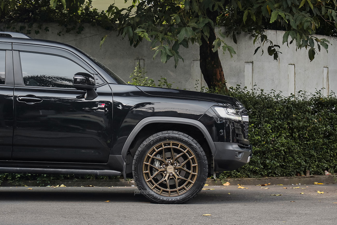 Vossen HFX-1 with Toyota Land Cruiser J300