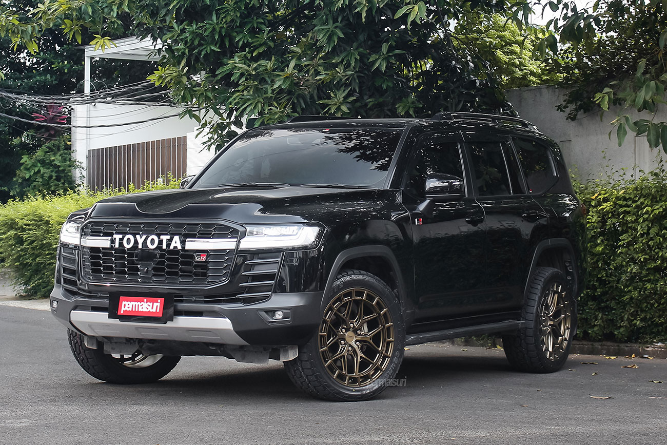 Vossen HFX-1 with Toyota Land Cruiser J300