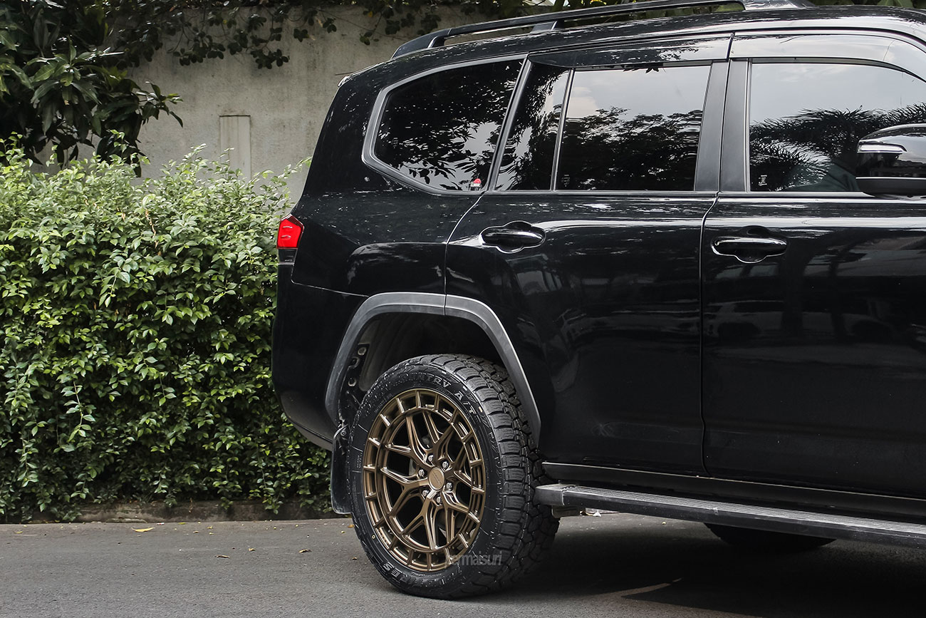 Vossen HFX-1 with Toyota Land Cruiser J300