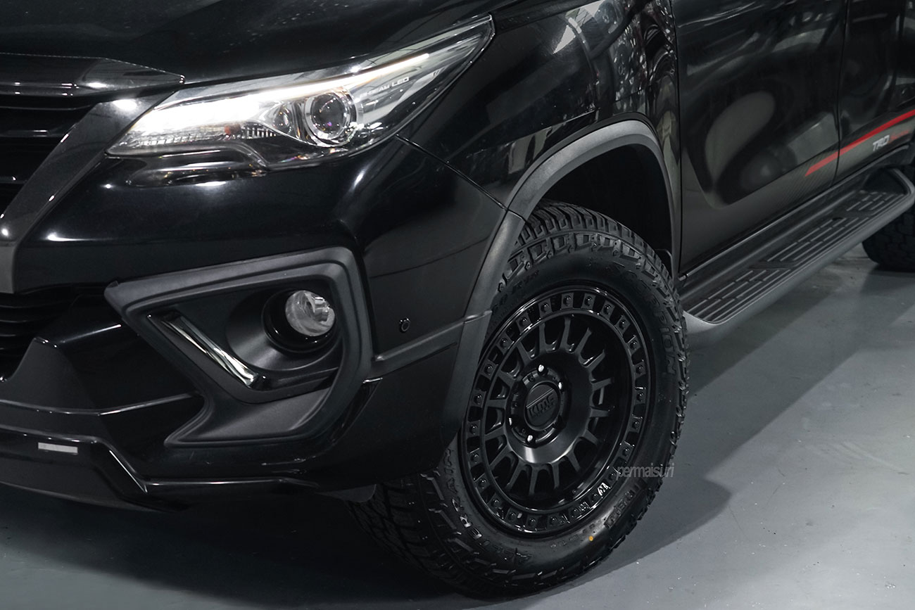 KMC KM552 with Toyota Fortuner