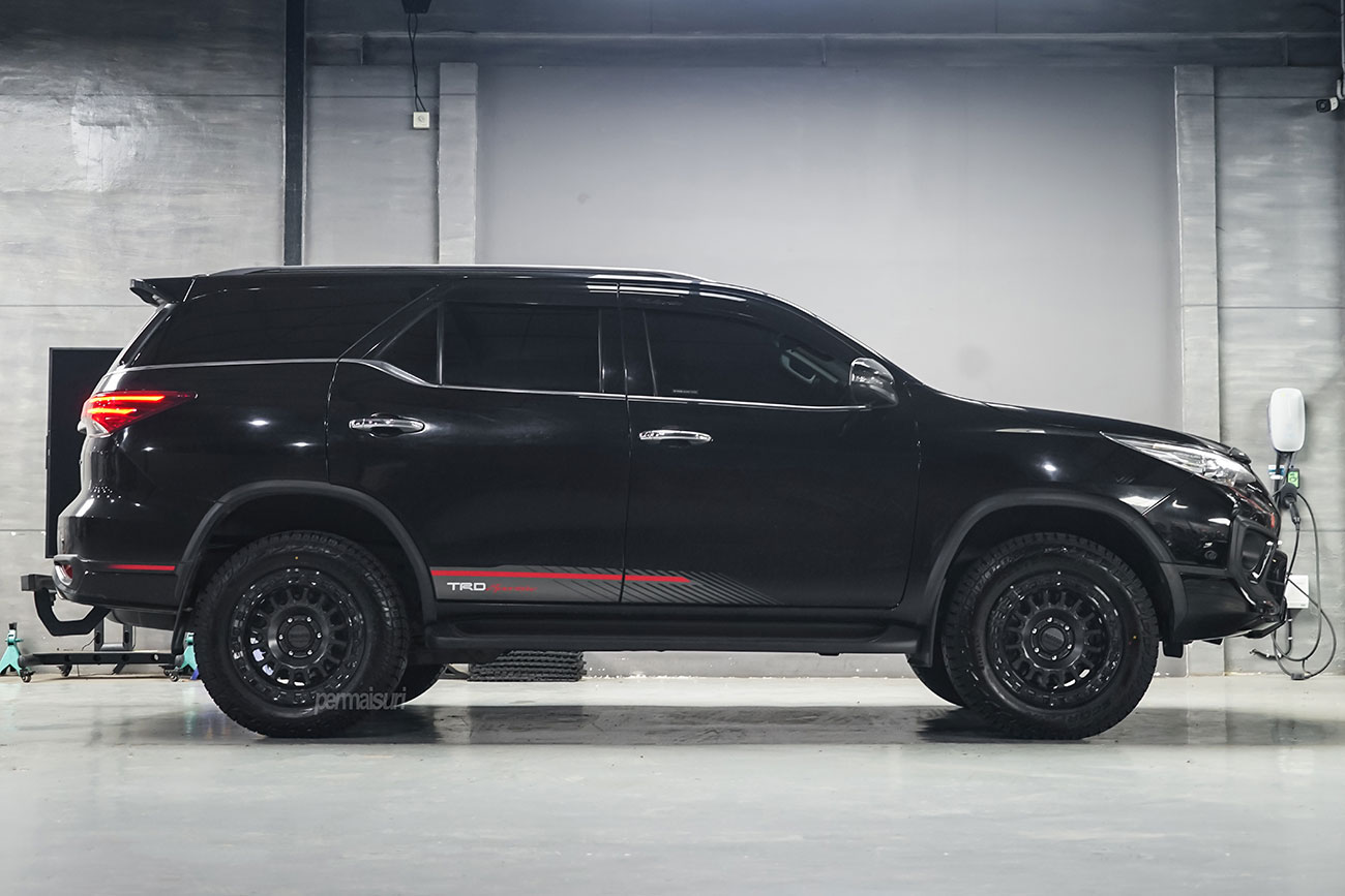 KMC KM552 with Toyota Fortuner