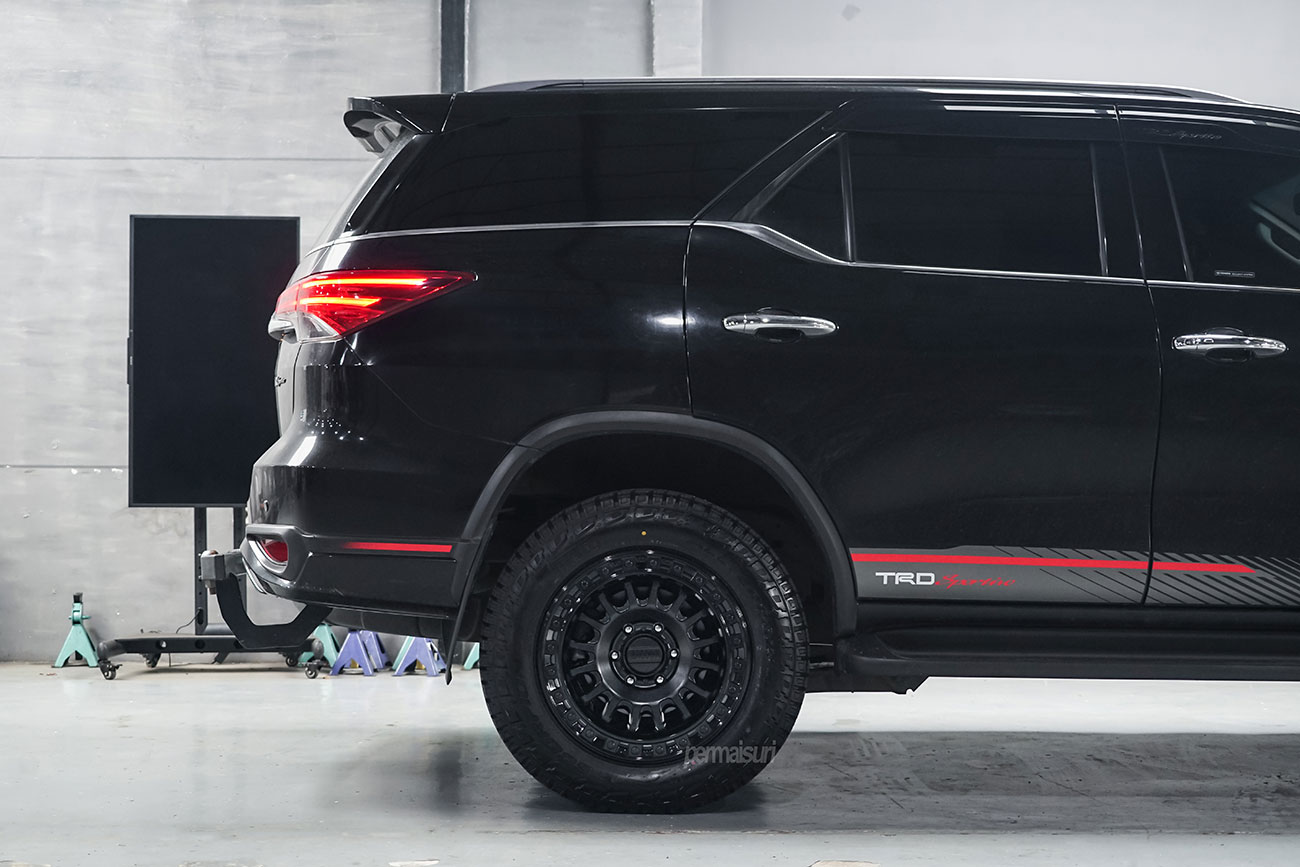 KMC KM552 with Toyota Fortuner