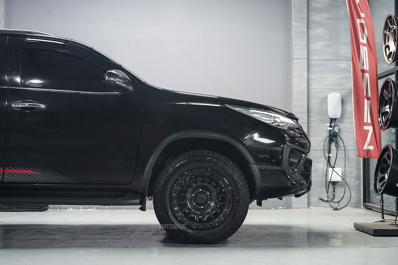 KMC KM552 with Toyota Fortuner
