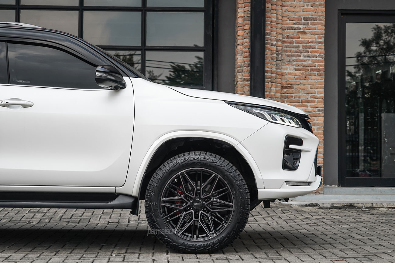 Vossen HF6-5 with Toyota Fortuner