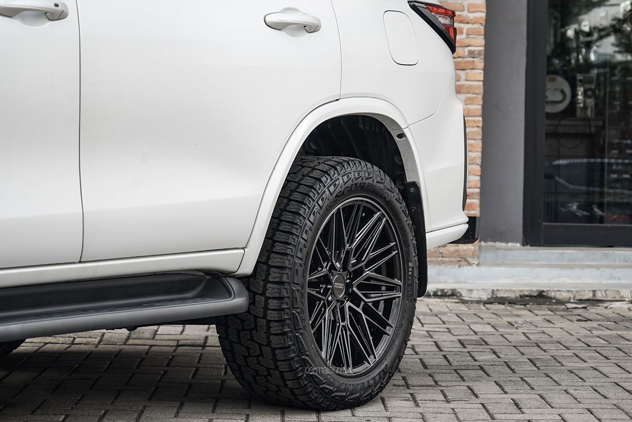 Vossen HF6-5 with Toyota Fortuner