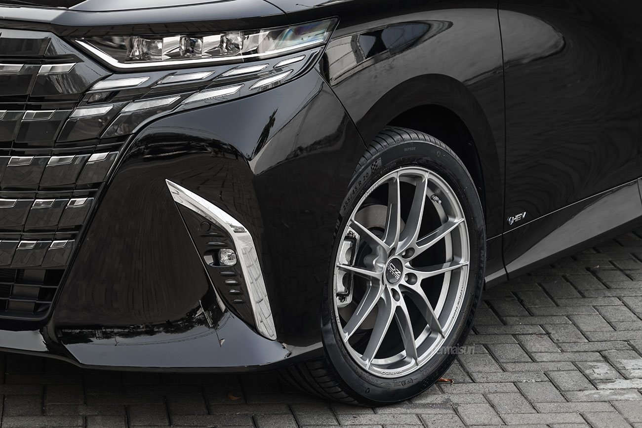 OZ Racing Leggera HLT with Toyota Alphard
