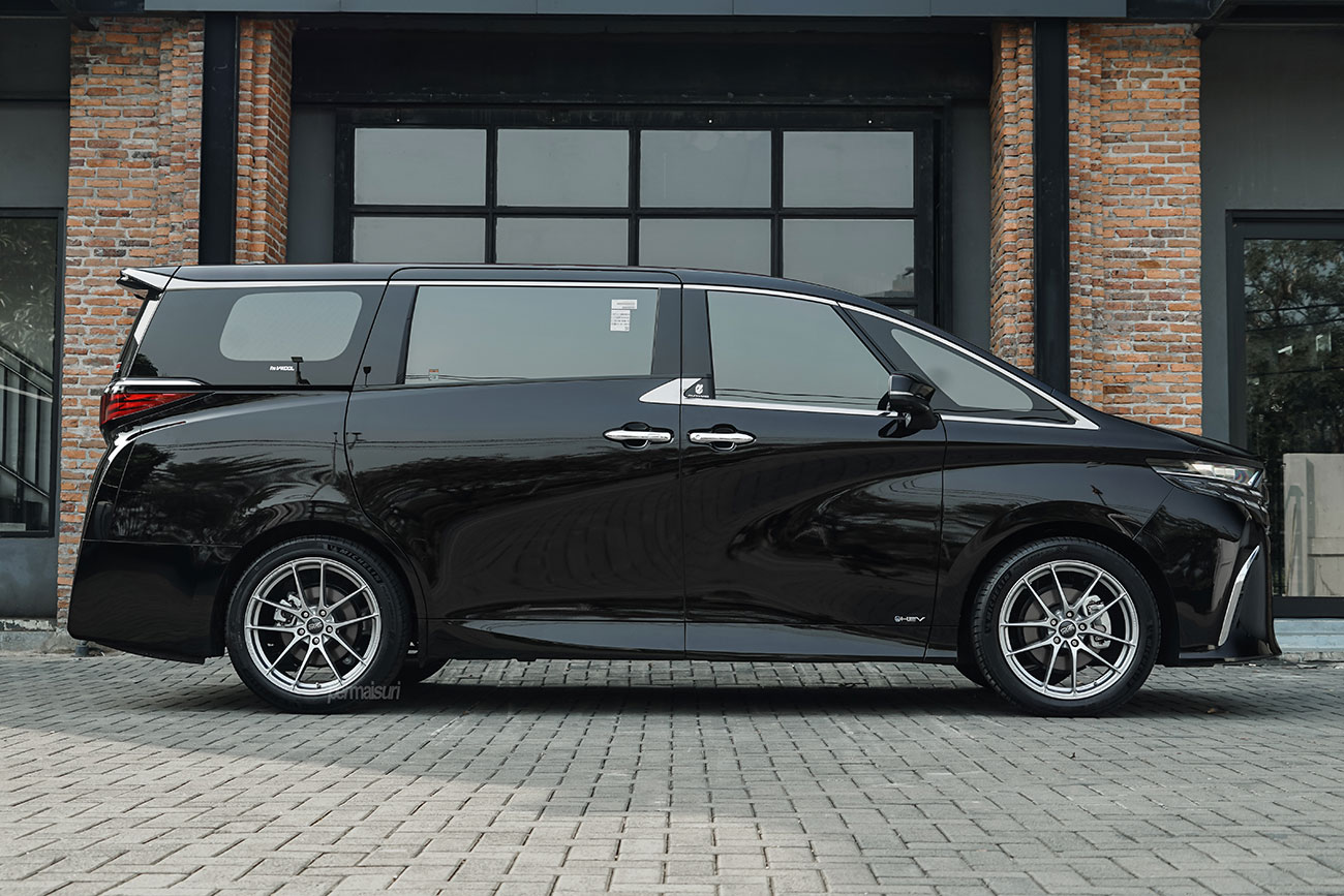 OZ Racing Leggera HLT with Toyota Alphard