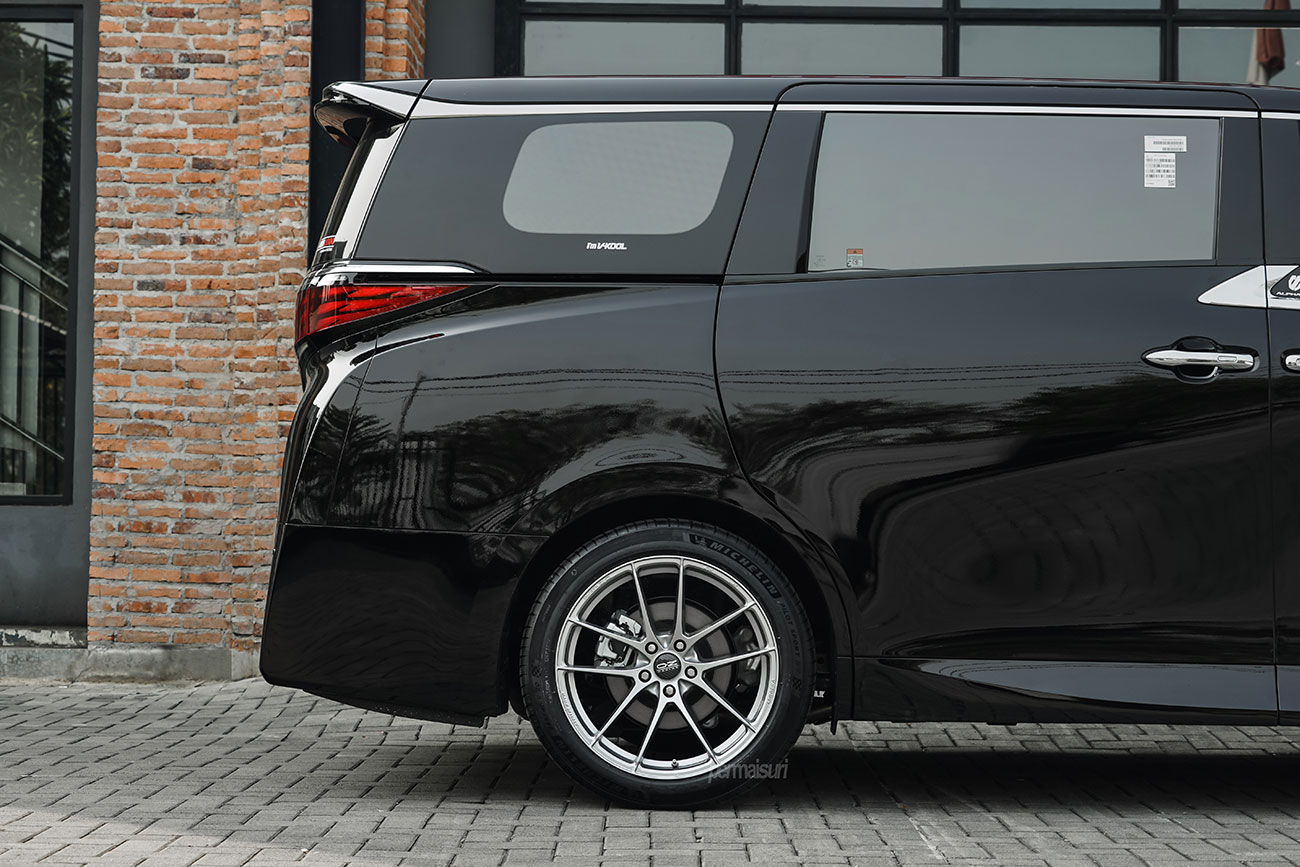 OZ Racing Leggera HLT with Toyota Alphard