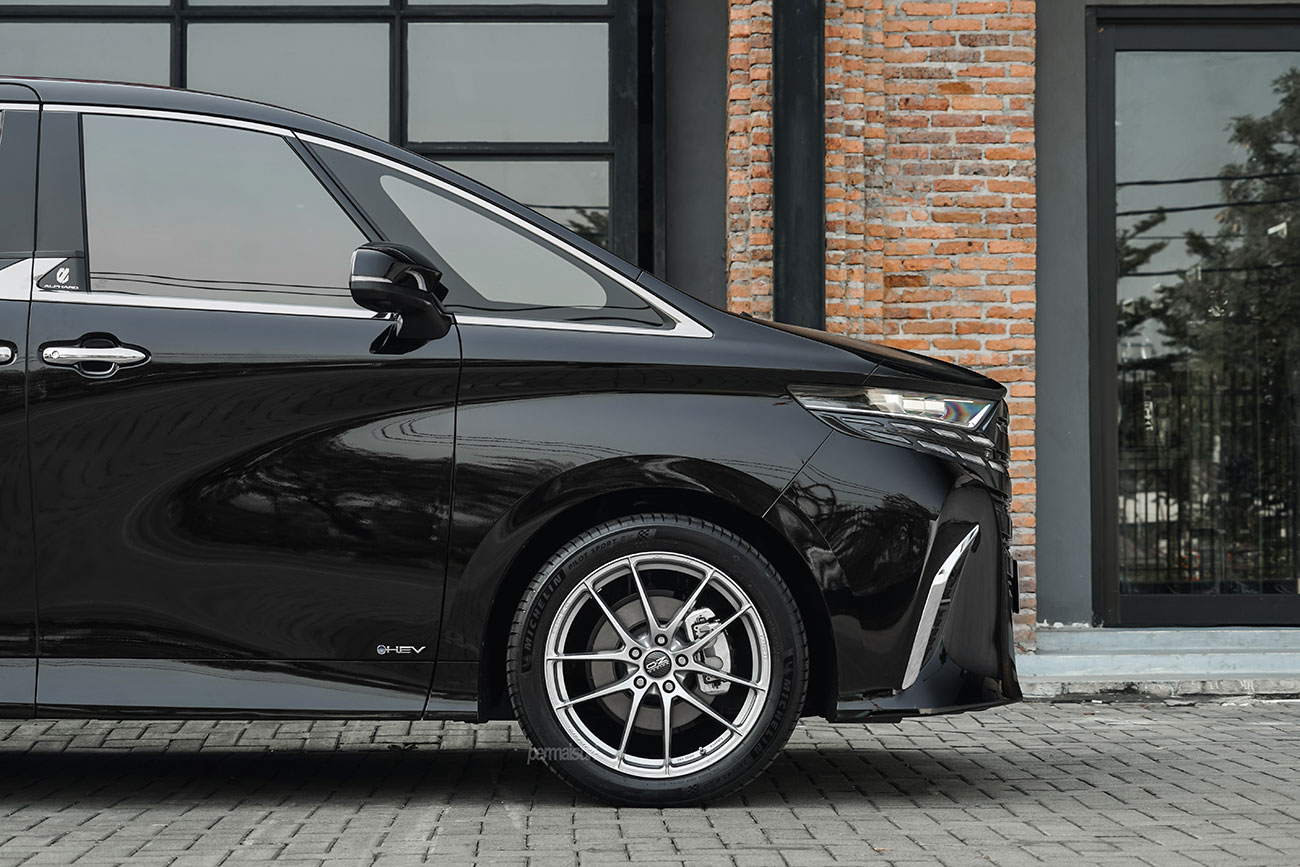 OZ Racing Leggera HLT with Toyota Alphard