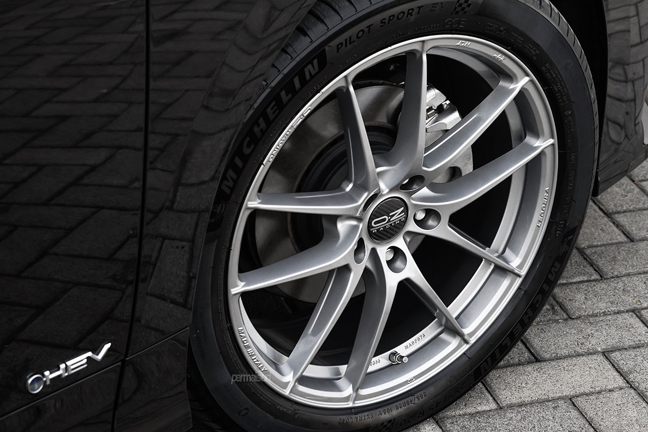 OZ Racing Leggera HLT with Toyota Alphard