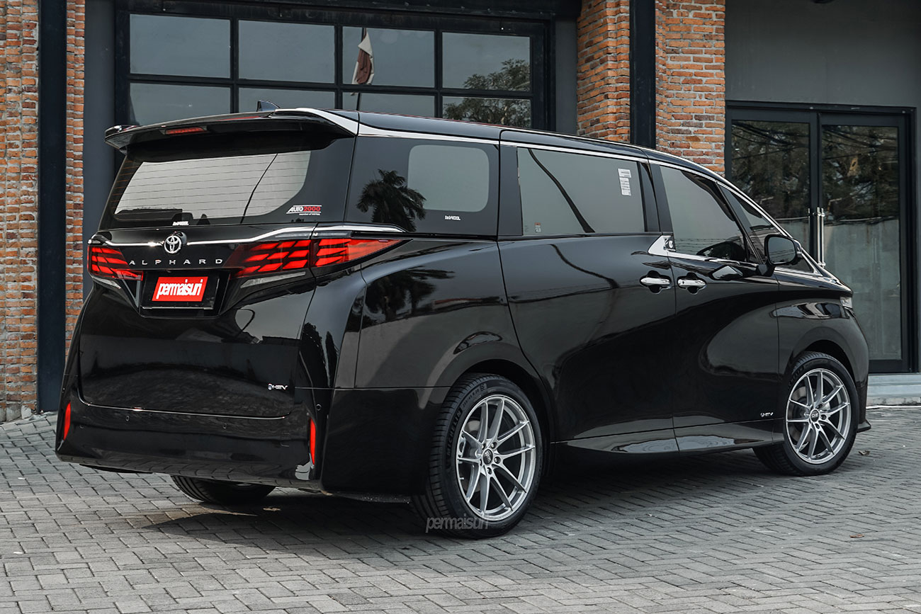 OZ Racing Leggera HLT with Toyota Alphard