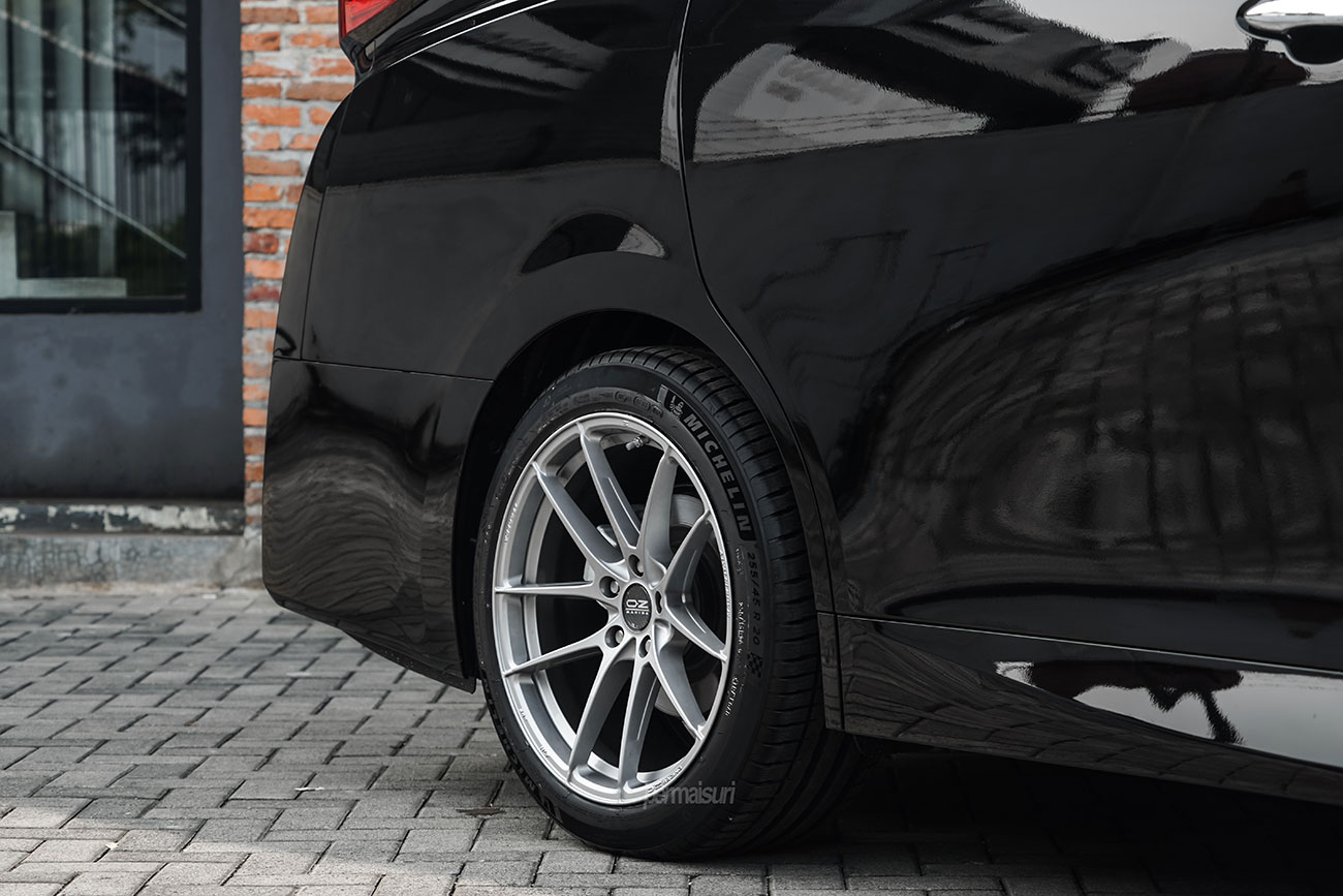 OZ Racing Leggera HLT with Toyota Alphard