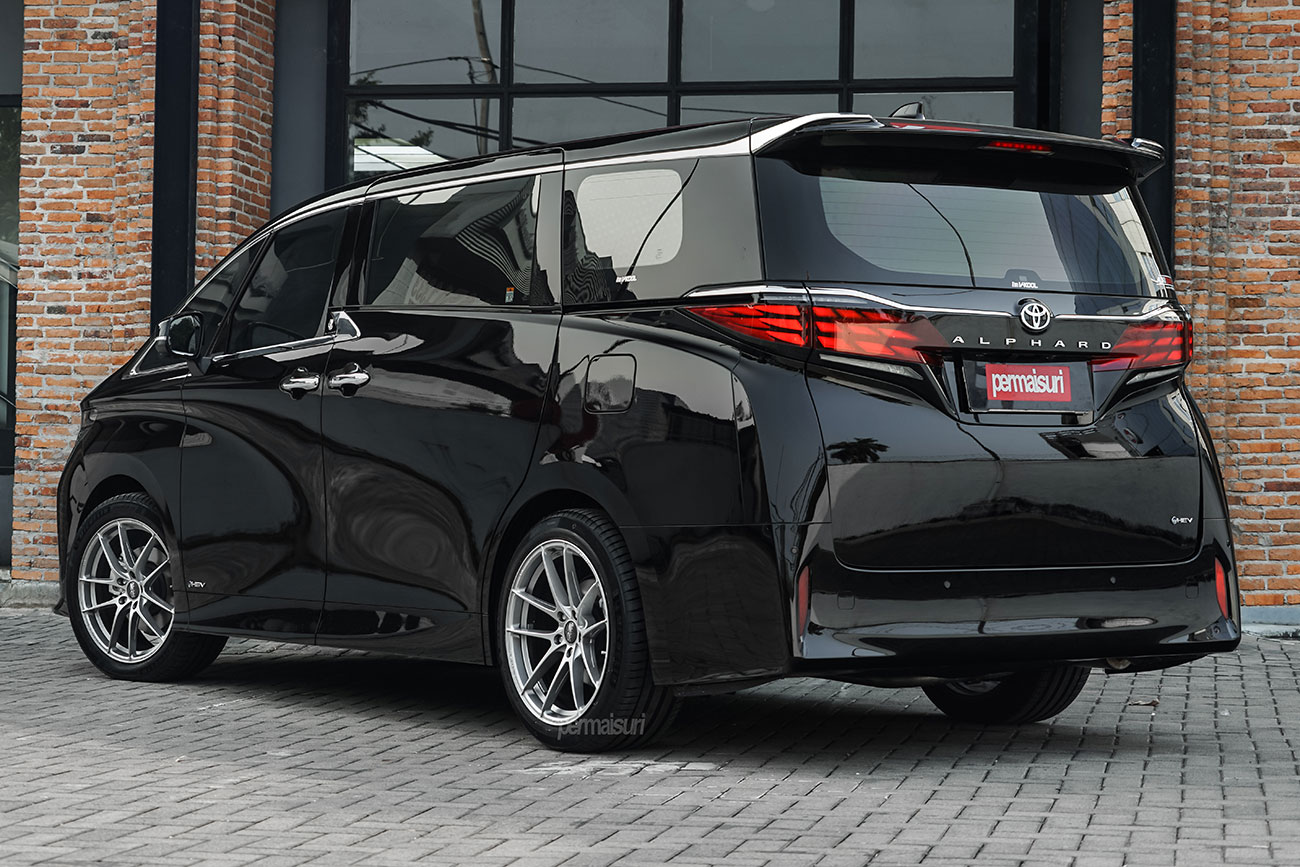 OZ Racing Leggera HLT with Toyota Alphard