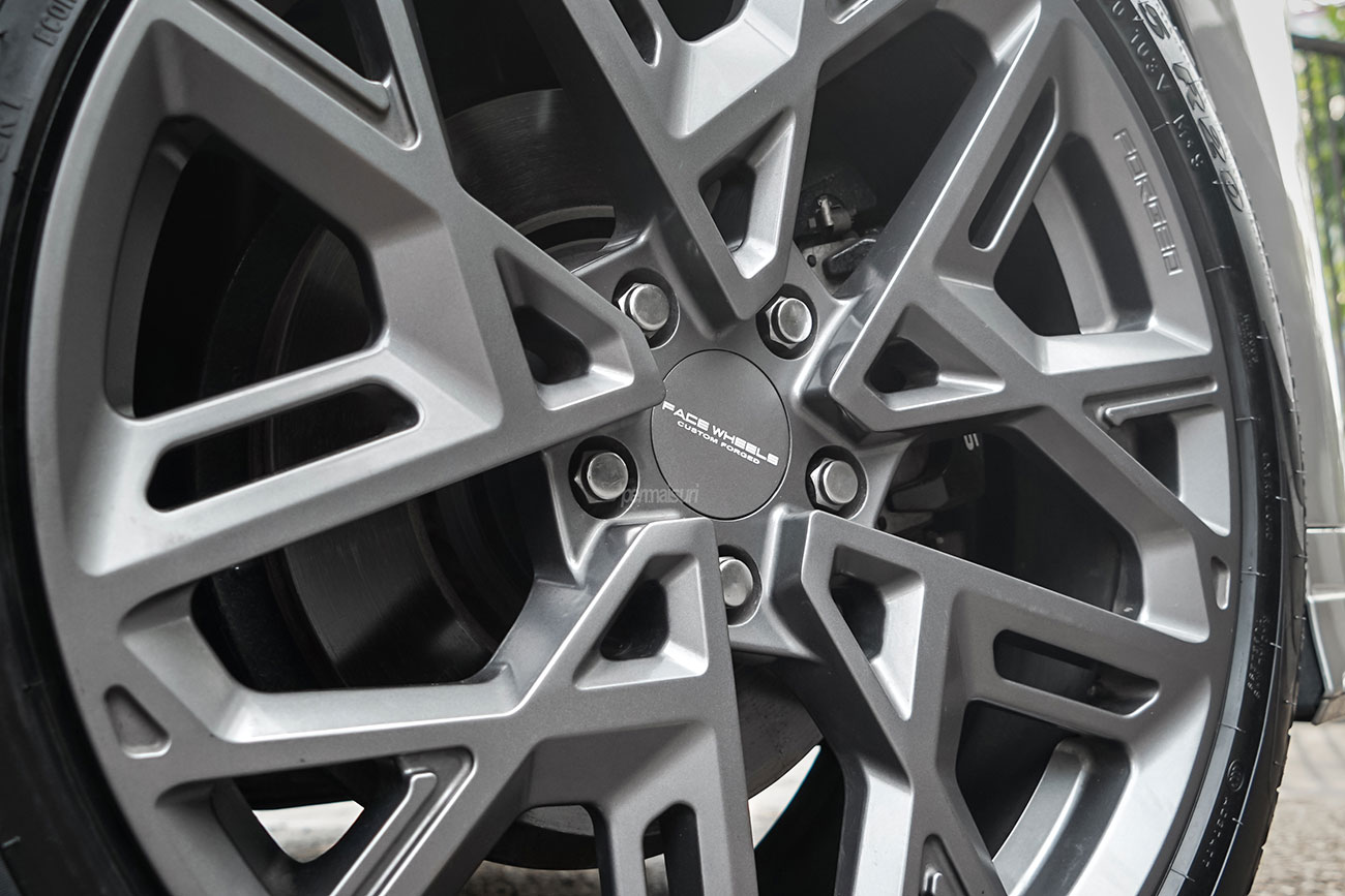 Facewheels FW1035 with Lexus LM350h 