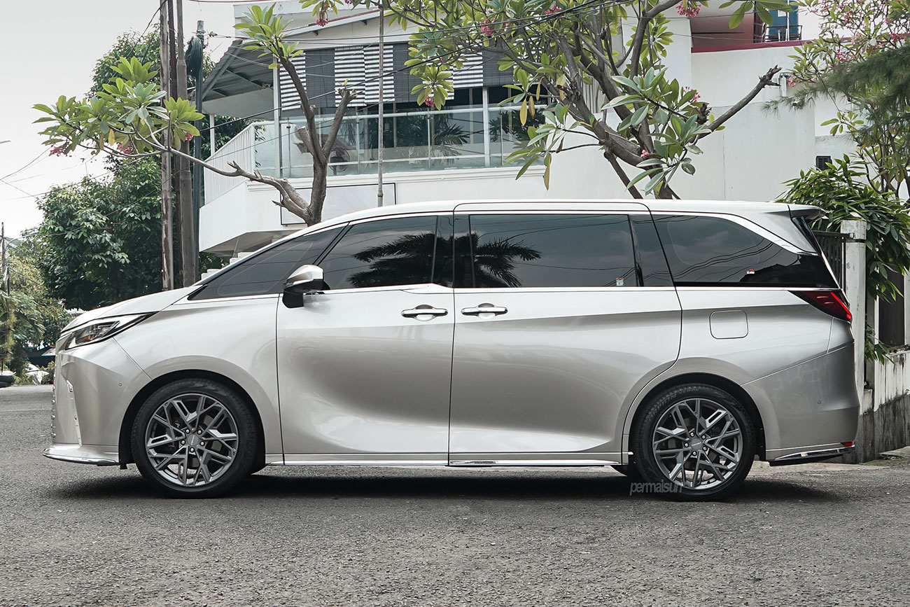 Facewheels FW1035 with Lexus LM350h 