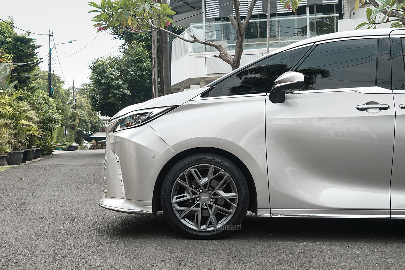 Facewheels FW1035 with Lexus LM350h 