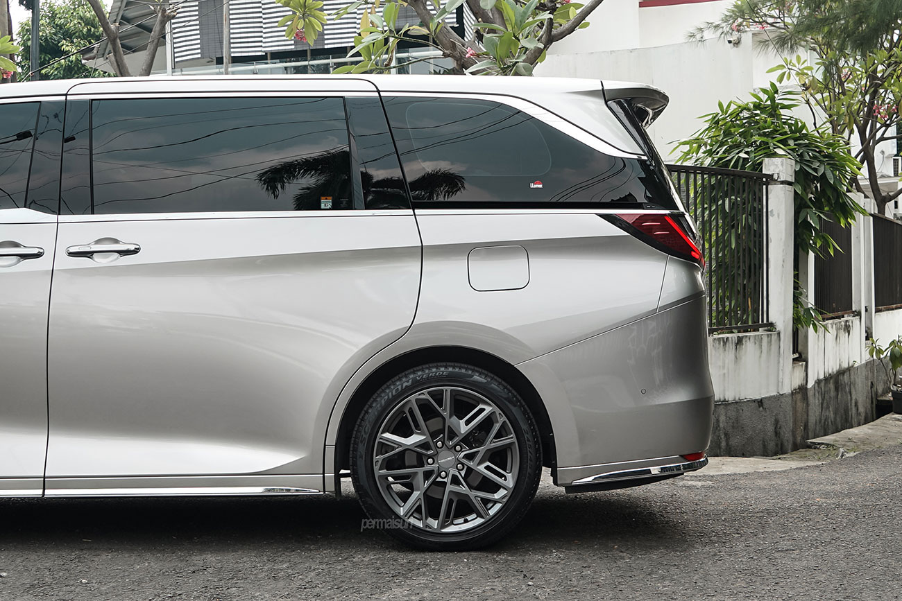 Facewheels FW1035 with Lexus LM350h 