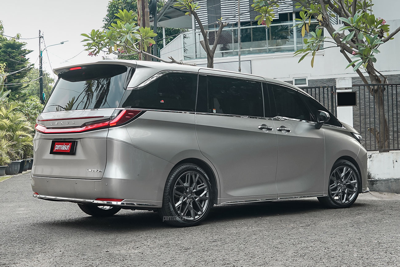 Facewheels FW1035 with Lexus LM350h 