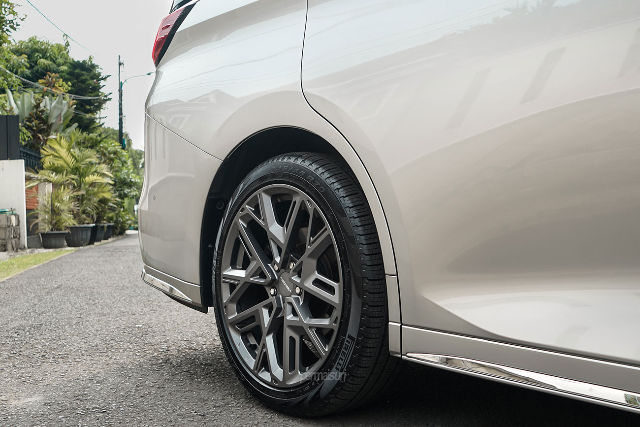 Facewheels FW1035 with Lexus LM350h 