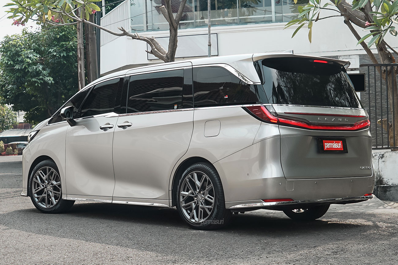 Facewheels FW1035 with Lexus LM350h 