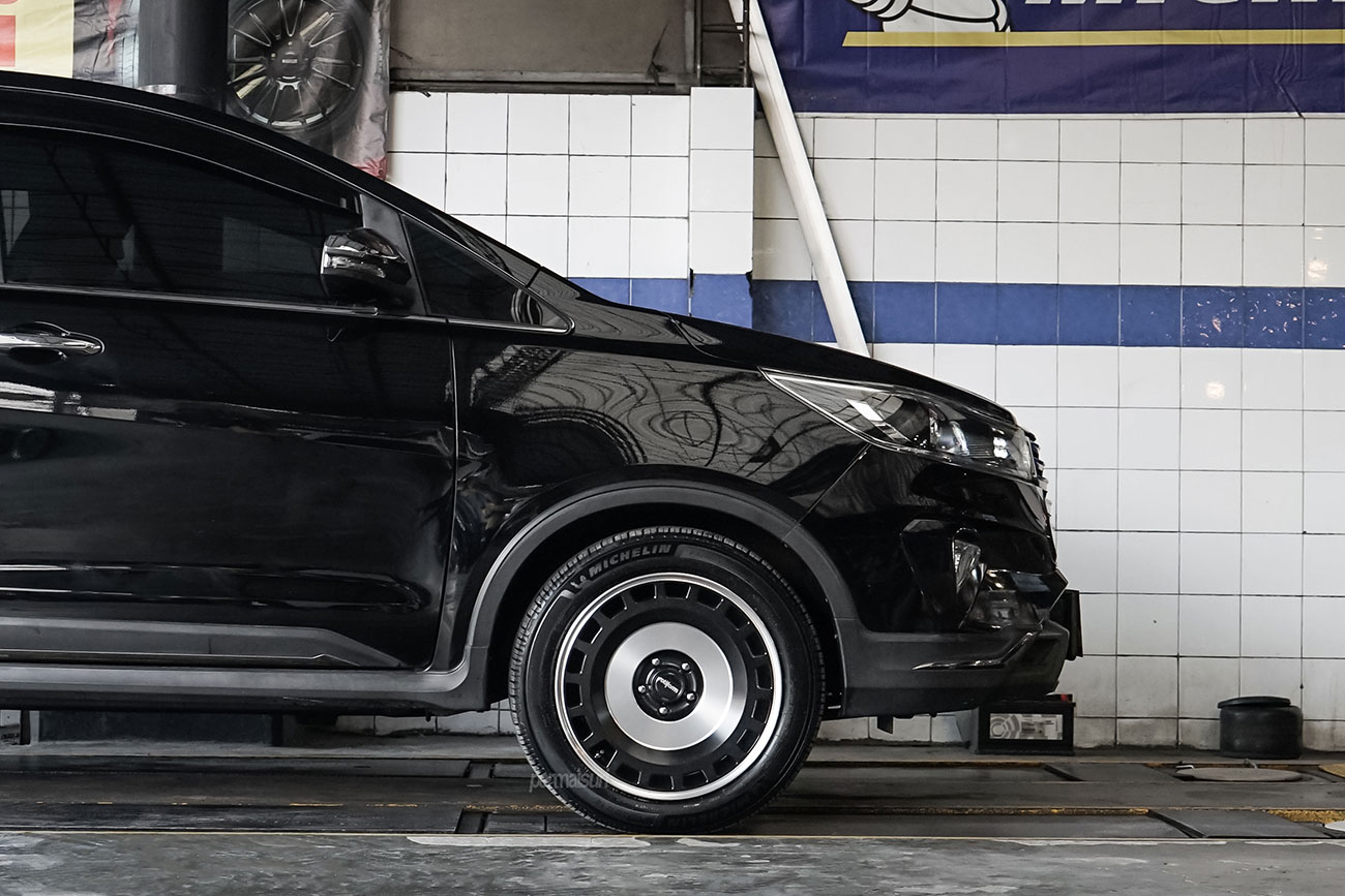 Rotiform ZBF with Toyota Innova Venturer