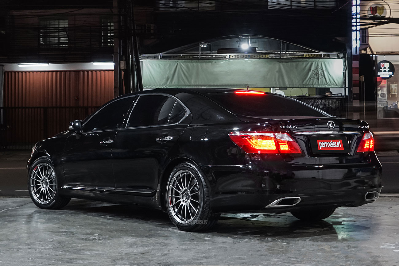 Enkei Racing RS05RR with Lexus LS460L