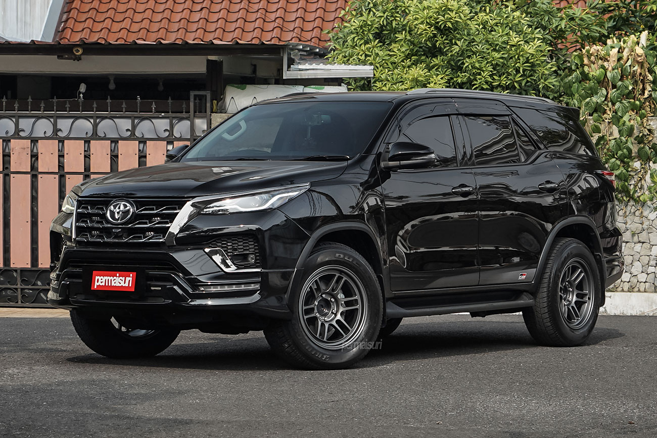 Enkei RPT1 with Toyota Fortuner