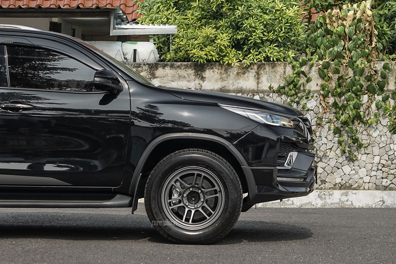 Enkei RPT1 with Toyota Fortuner