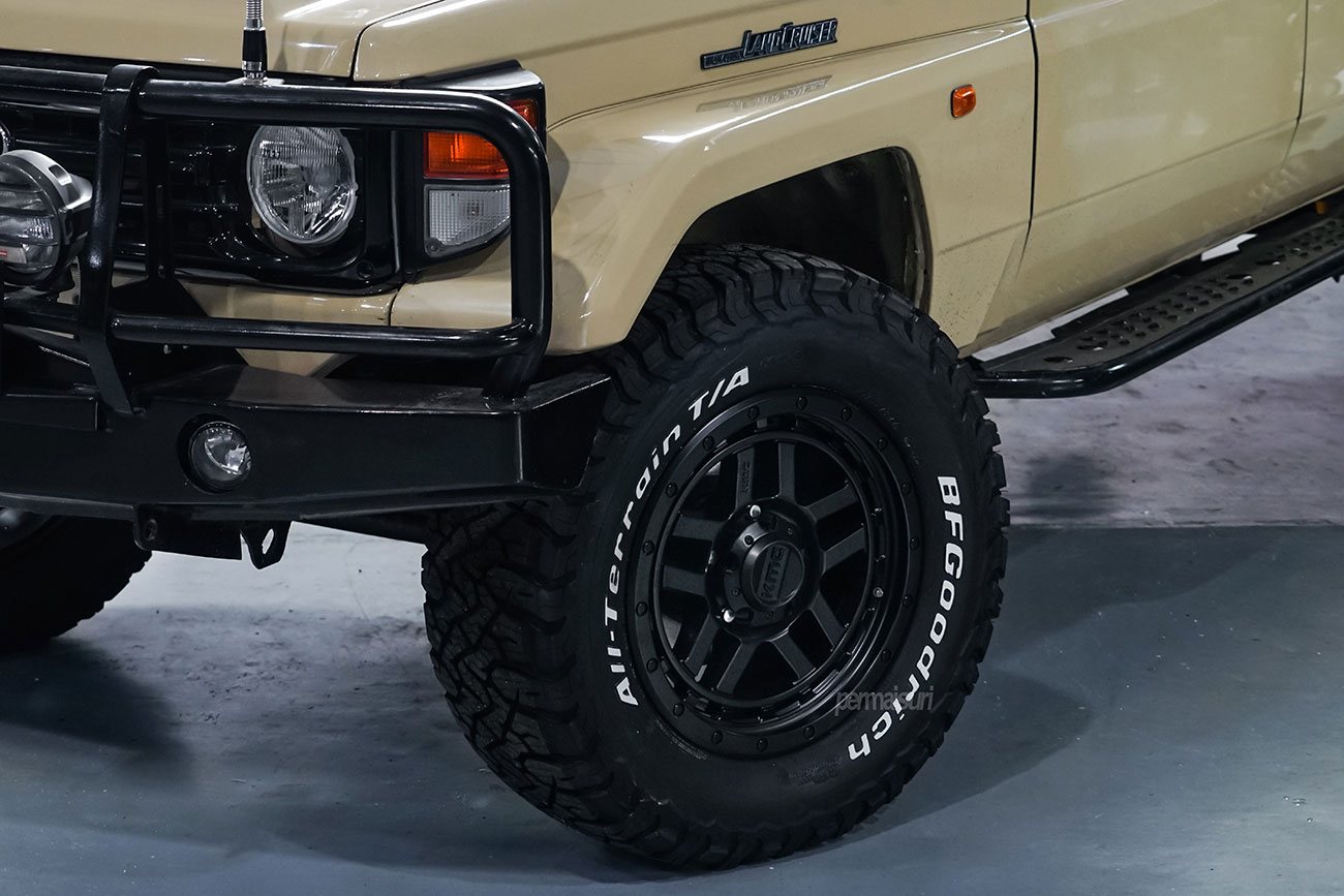 KMC Recon with Toyota Land Cruiser J70