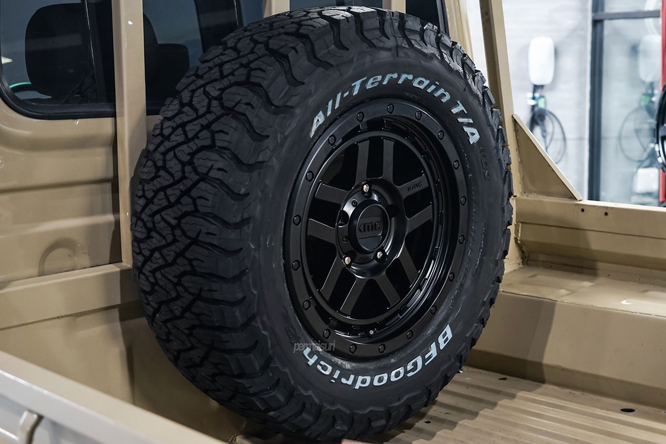 KMC Recon with Toyota Land Cruiser J70