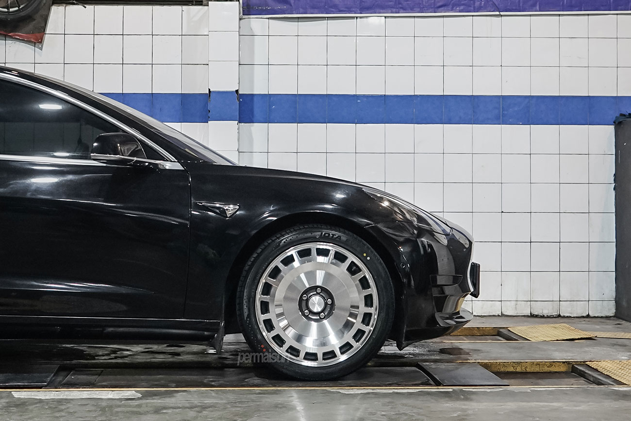 Rotiform ZBF with Tesla Model 3
