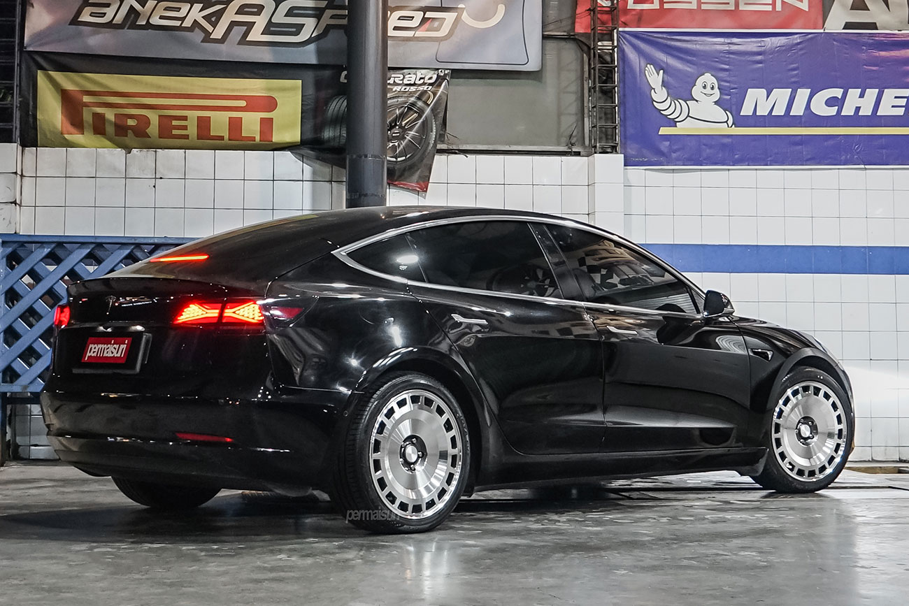 Rotiform ZBF with Tesla Model 3