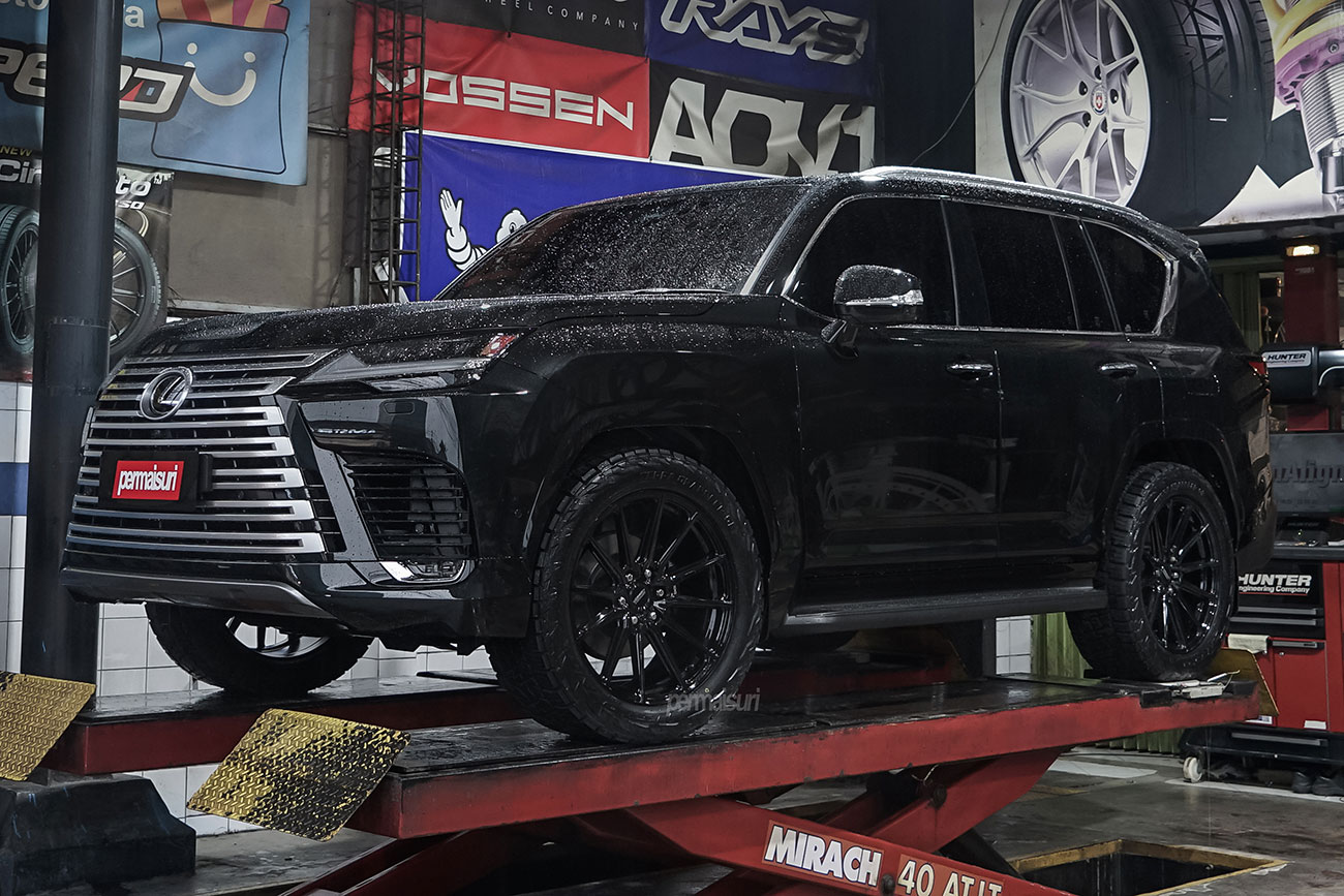 Vossen HF6-1 with Lexus LX700h