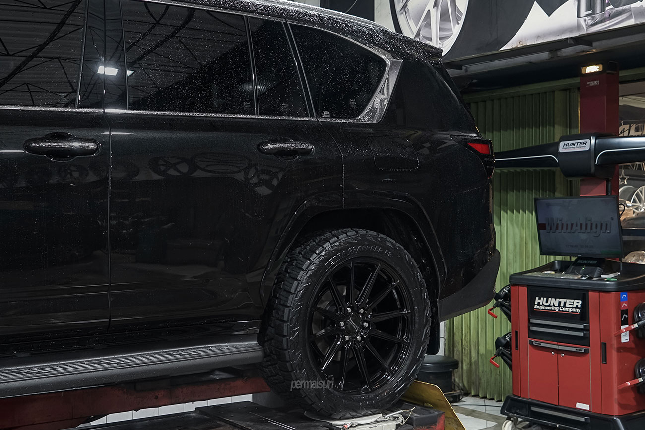 Vossen HF6-1 with Lexus LX700h