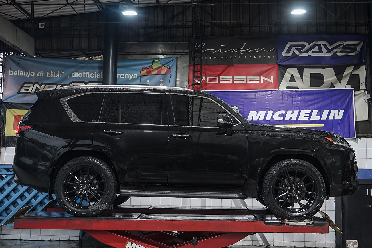 Vossen HF6-1 with Lexus LX700h