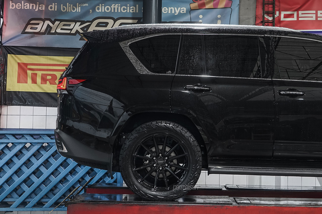 Vossen HF6-1 with Lexus LX700h