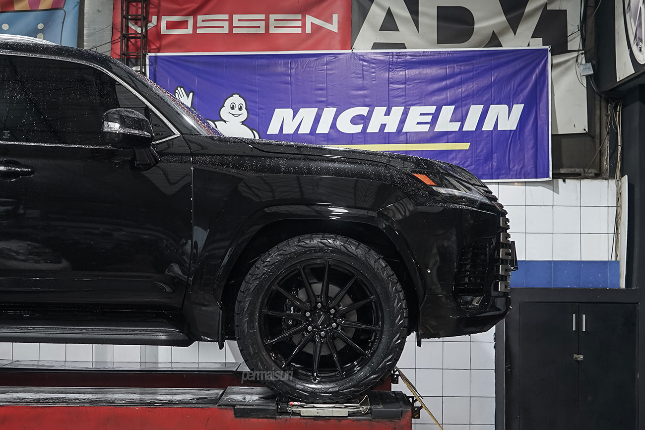Vossen HF6-1 with Lexus LX700h