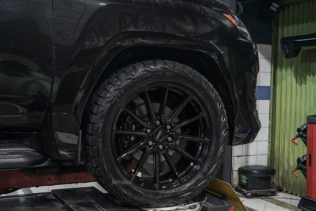 Vossen HF6-1 with Lexus LX700h