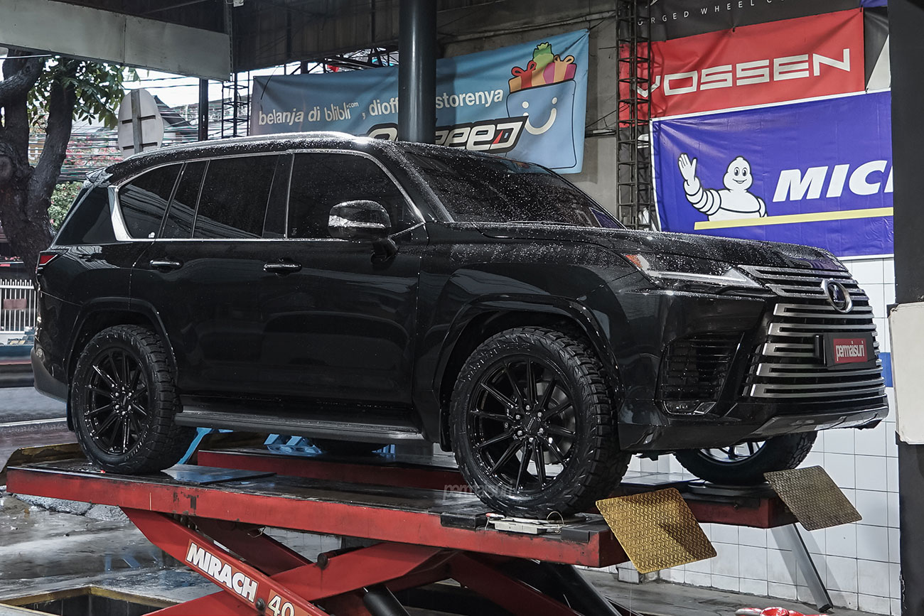 Vossen HF6-1 with Lexus LX700h