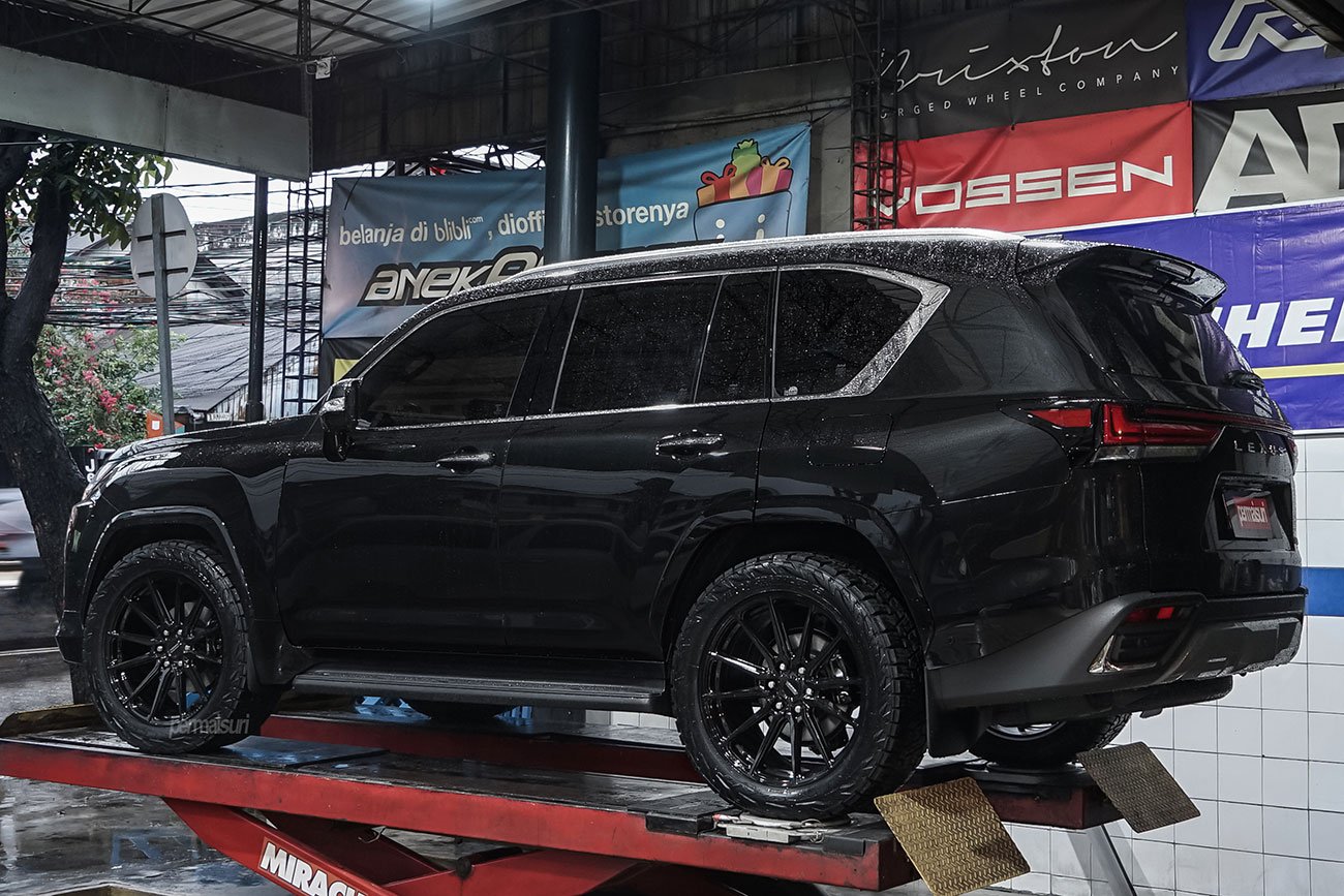 Vossen HF6-1 with Lexus LX700h