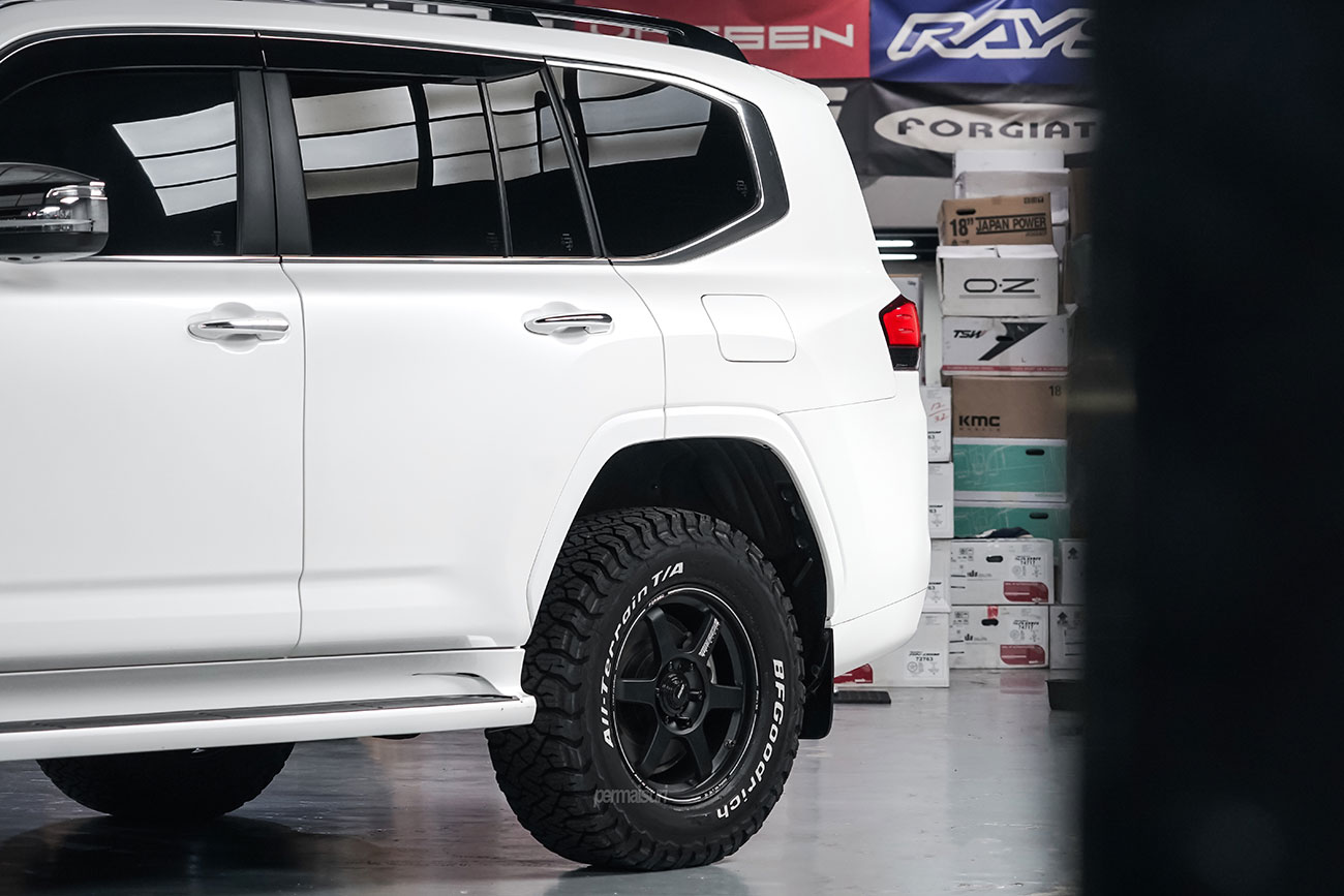 Rays Volk Racing TE37 Large PCD Progressive Model II with Toyota Land Cruiser J300