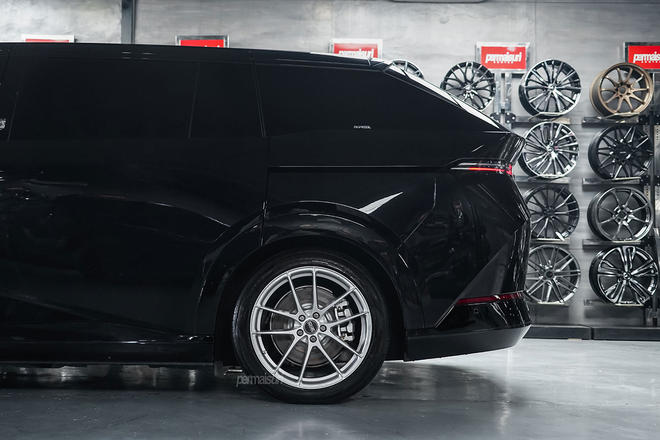 OZ Racing Leggera HLT with XPeng X9