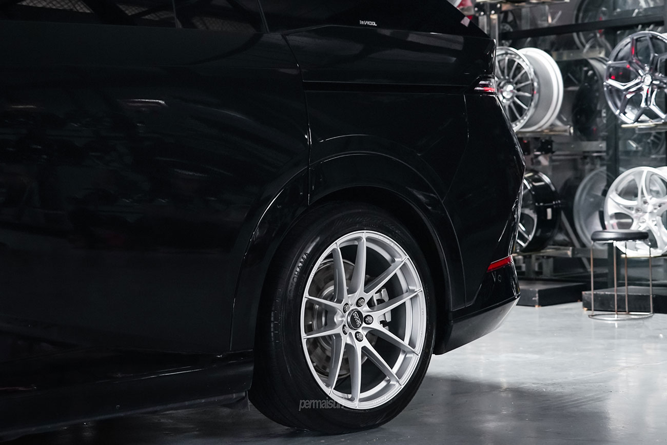 OZ Racing Leggera HLT with XPeng X9