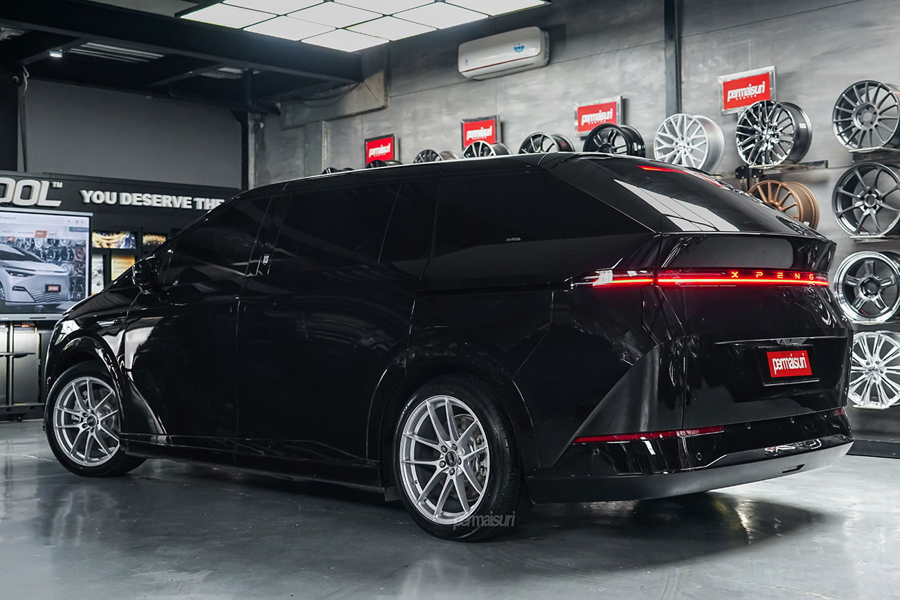 OZ Racing Leggera HLT with XPeng X9
